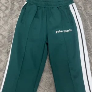 Palm angels byxor  - Palm angels byxor i bra skick, de är äkta. De finns inga flaws eller något det är i mycket bra skick👌🏽