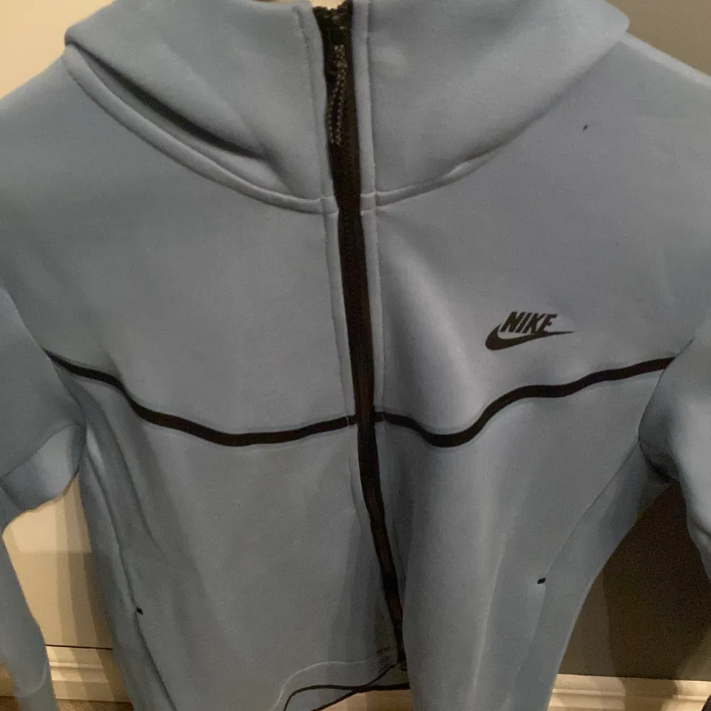 En ljusblå Nike tech zip som passar storlek M/L. Tröjor & Koftor.