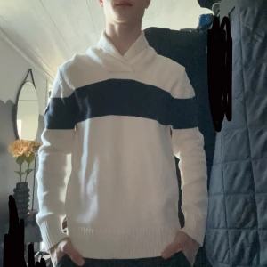 East West tröja - Tröjan har fintskick. Riktig skön tröja att ha på sig,passar fint när man är ute och tar det lungt.  Priset på sån här tröja kan vara olika.