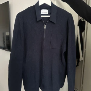 Samsoe kofta med dragkedja  - Använd ett fåtal gånger, normal i storleken. Tillverkad av 100% ekologisk bomull.  Köpt för 1990 kr.