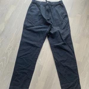 Mörkblå linnebyxor  - Linnebyxor från uniqlo i riktigt bra skick säljes pga fel storlek original pris 400 kr
