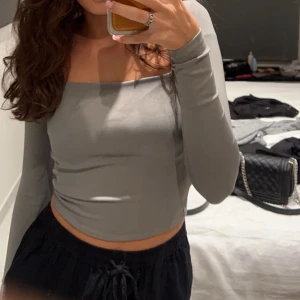 Grå top🩶 - Jätte fin långärmad grå top🩶 passar till alla tillfällen, sitter så fint på, knappt använd 🩶