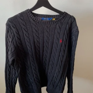 Stickad ralph lauren tröja - Stickad ralph tröja i bra skick då den inte är använd så mycket, tröjan är för liten för mig darför den säljs. Nyprid 2300 mitt pris 850kr