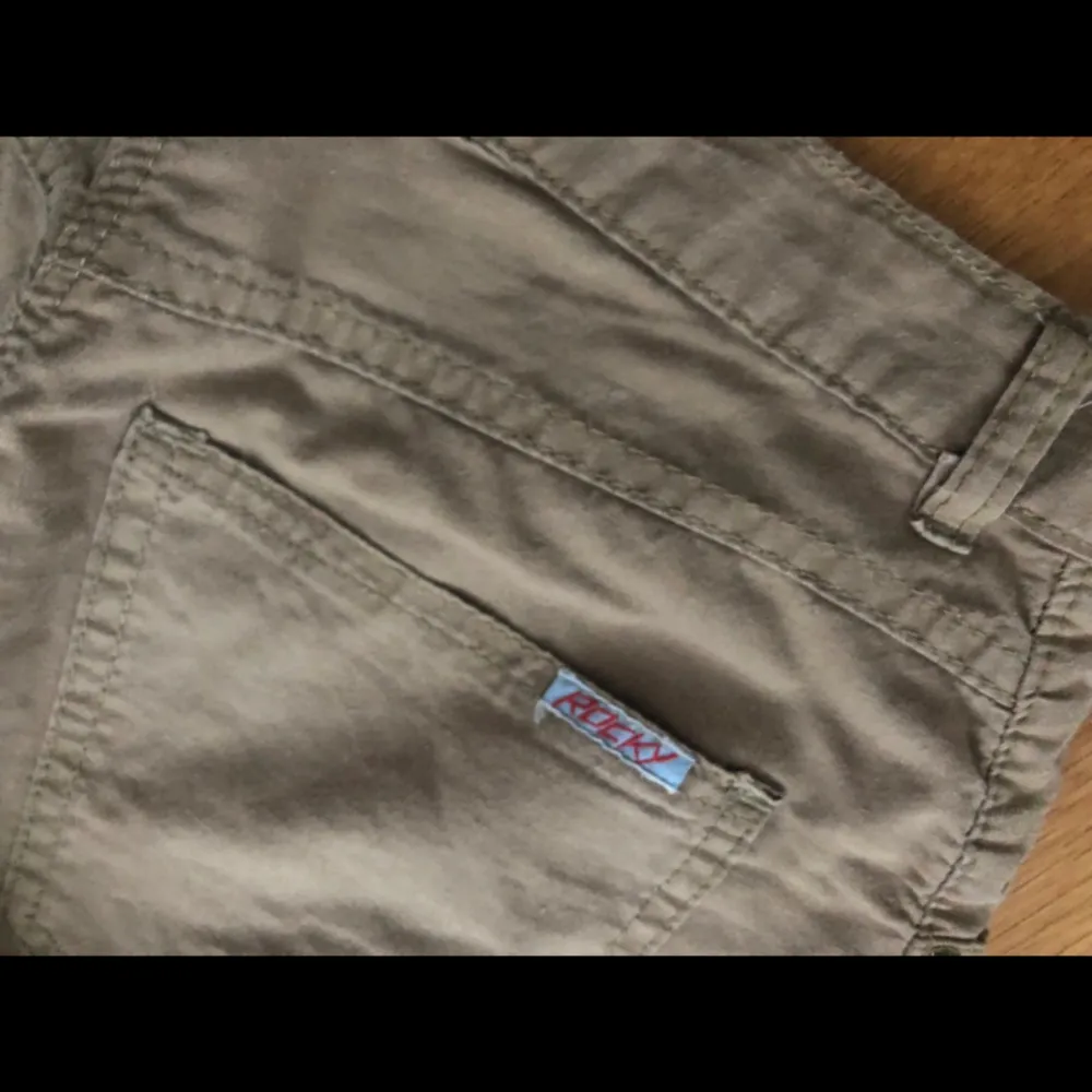 Jättefina cargo pants i low waist. Vintage h&m. Rocky baktill på fickan. Ingen storlek men skulle gissa S/M. Jeans & Byxor.