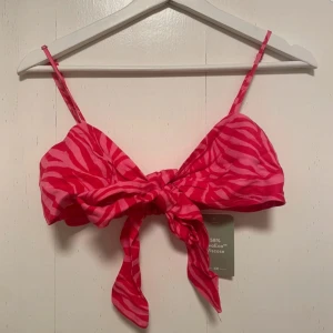 Topp - En färgglad topp stl:S som passar bra på sommar.