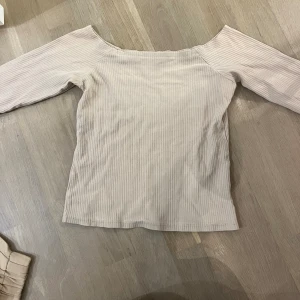 Offshoulder tröja - Fin