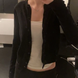 Finstickad kofta - Säljer denna kofta eftersom den inte används längre. Är öppen för prisförslag. 