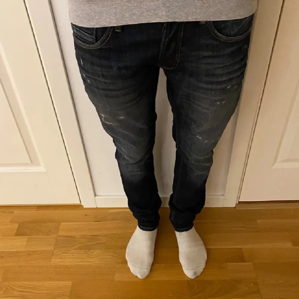 Ett par riktigt feta jack & jones jeans i modellen slim glenn. Dom är i 10/10 skick och är i storlek 32-32. Priset kan diskuteras!. Jeans & Byxor.