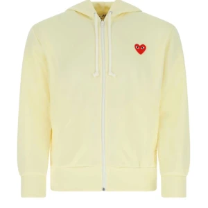 Comme des Garçons PLAY - Hej! Försöker sälja min Comme des Garçons PLAY tröja vanligt vis 4000 men har ingen användning av den passar inte mig storleken på den är M för bilder kom privat tar byten helst kepsar som gucci eller annat!✅✅