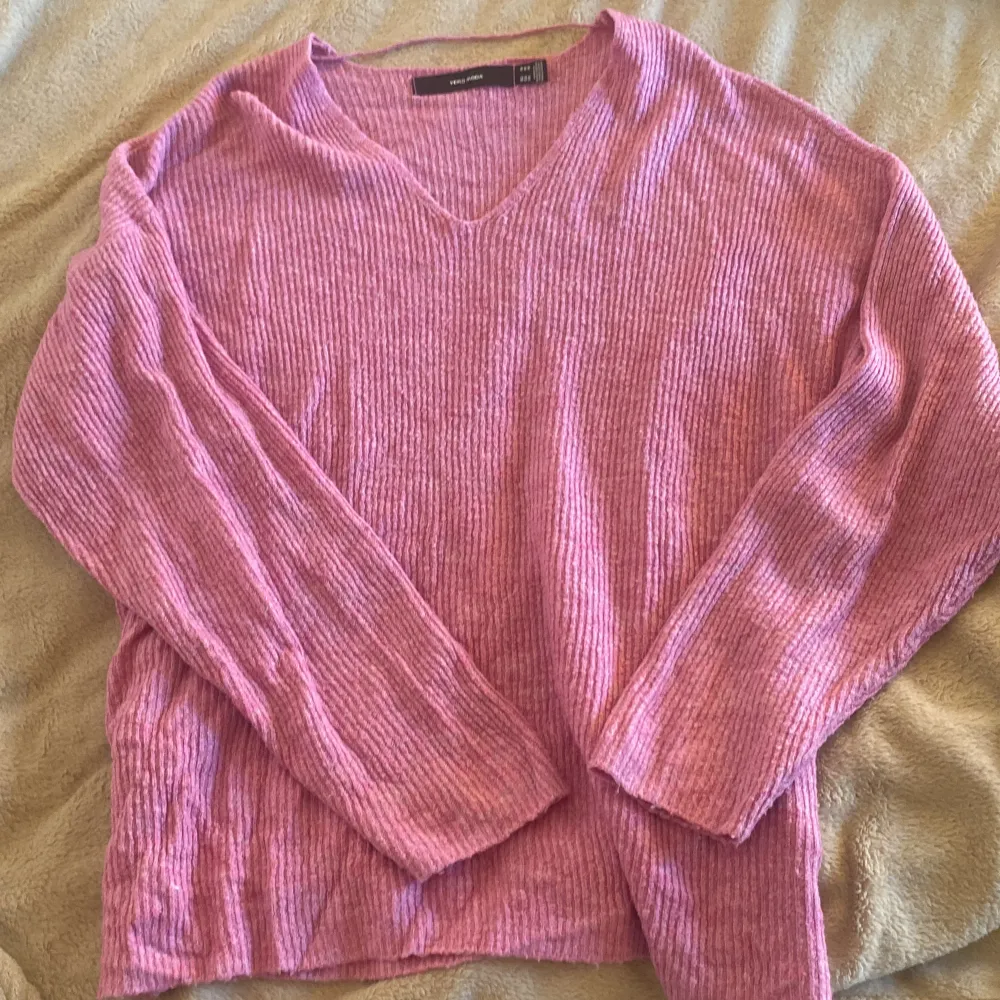 En rosa stickad tröja som är v-ringad. Storlek M, tröjan är köpt på veromoda.. Tröjor & Koftor.