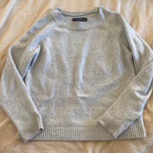 En grå stickad tröja från veromoda, använd ett fåtal gånger.