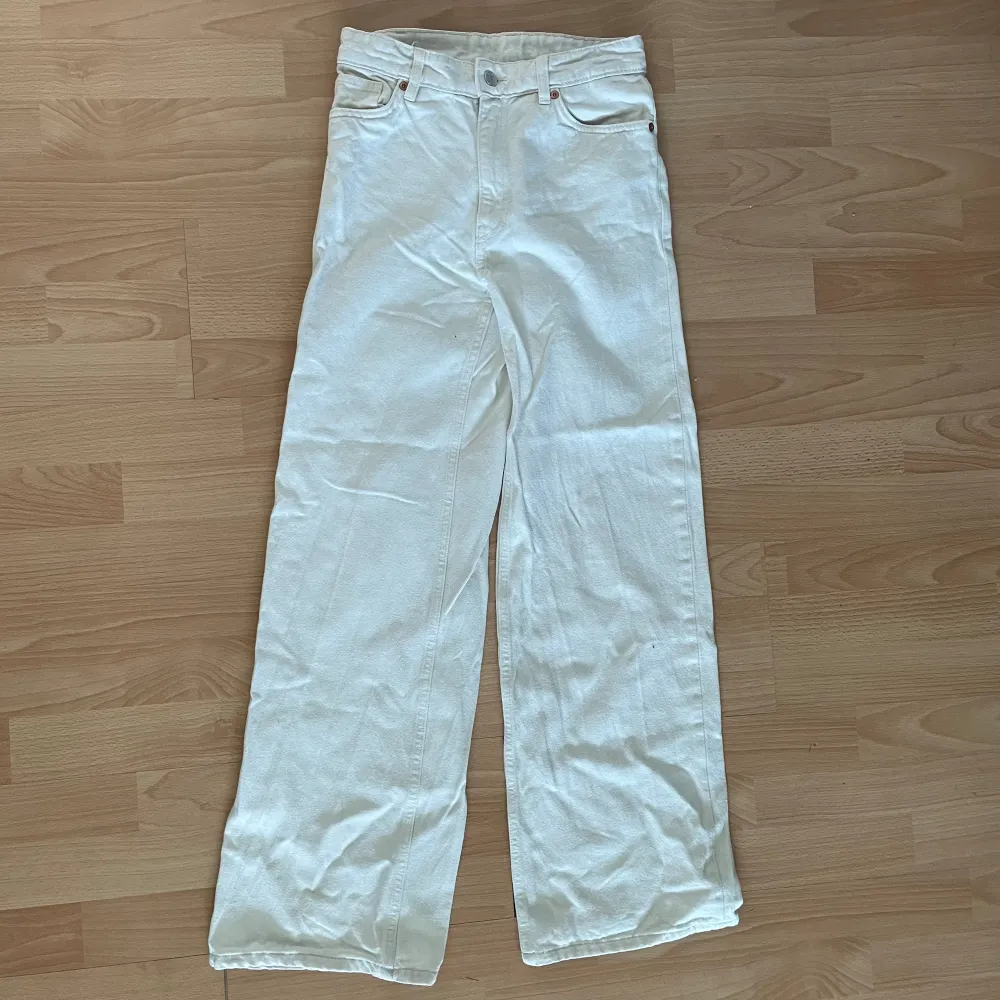 Vit/ljusbeiga jeans från Monki, inga defekter.  Storlek XS/S Kom privat för fler bilder eller andra frågor, pris: 150kr💕. Jeans & Byxor.