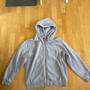 Weekday hoodie - Weekday hoodie säljes!  Hoodie med zip. Knappt använd.  Storlek M (herr). Skick: 9/10.  Mvh, David