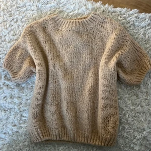 Stickad tröja - i nyskick, strl s