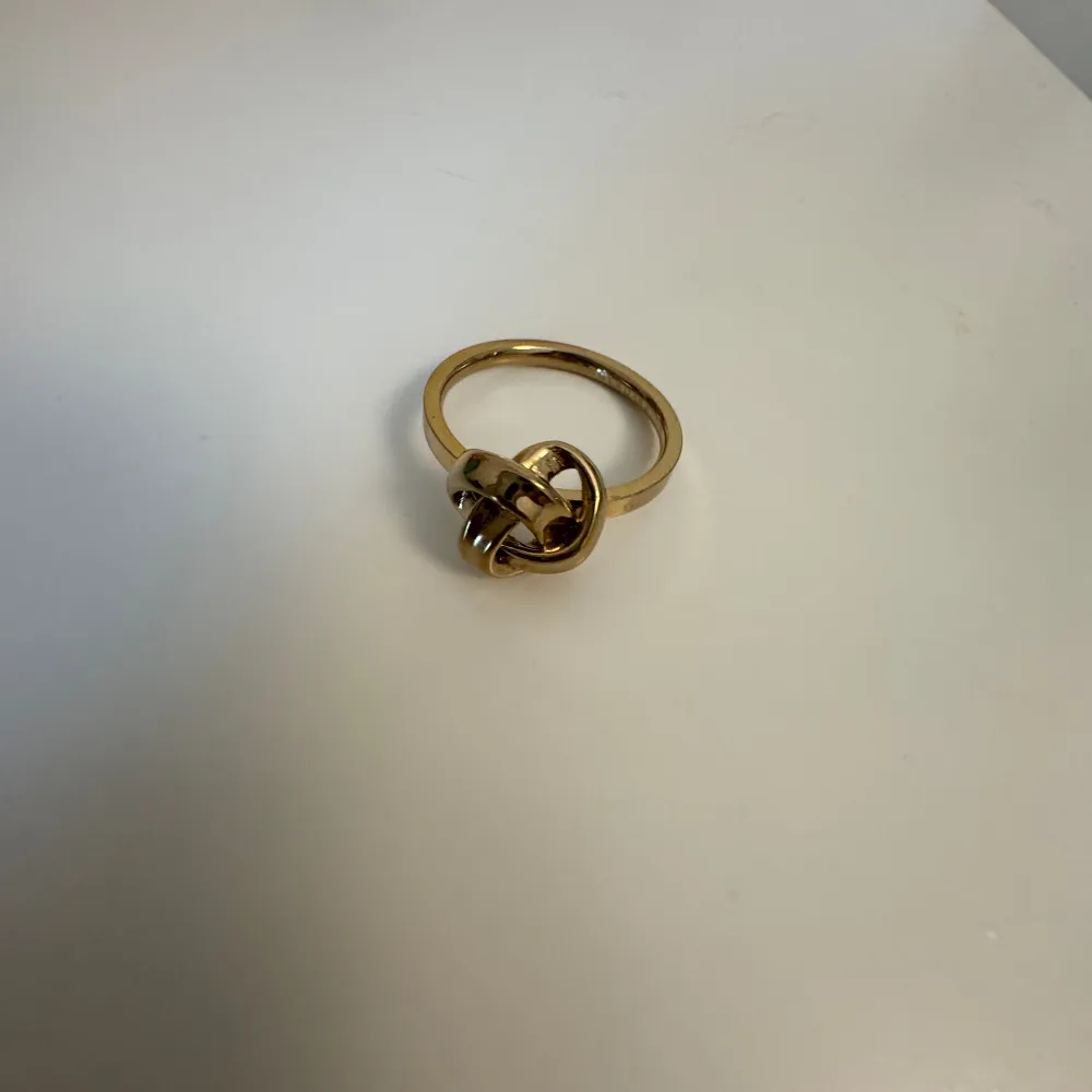 säljder denna edblad ring i guld 💕 tror inte den säljs längre. Accessoarer.