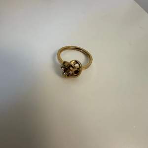 säljder denna edblad ring i guld 💕 tror inte den säljs längre