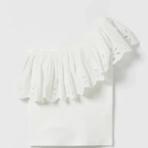 Söt blus från zara - Helt oanvänd❤️säljer för att den inte kom till användning och att den blivit för kort, prislapp kvar. Köpte denna när jag var i Frankrike i somras. Det är barnstorlek men skulle säga att den passar xs/s🩷