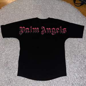 Helt ny Palm Angels T-shirt. Storlek S men passar M. Svarar gärna på dina frågor🌟