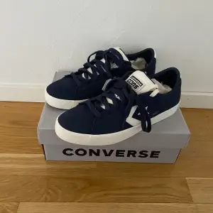 Helt nya Converse Cons i storlek 42. Dem är helt oanvända. Säljer dem för 750 men kan diskutera priset vid snabb affär. Säljer dem pga av fel storlek. Ev frakt betalas av köparen.