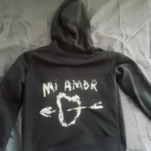 Säljer min jättefina  mi amor hoodie som bara har använts några få gånger, den är alltså i mycket bra skick💕🌟