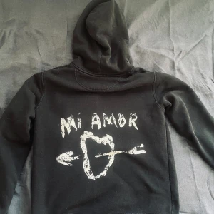 Mi amor tröja  - Säljer min jättefina  mi amor hoodie som bara har använts några få gånger, den är alltså i mycket bra skick💕🌟