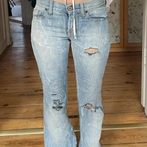 lågmidjade & bootcut jeans - Jätte fina ljusblåa jeans från märket Fornarina med hål! Vekrligen jätte snygga.