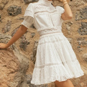 By malina klänning - Så fin vit klänning från By Malina som endast är använd en gång på min konfirmation så i ny skick 🤍Verkligen finaste klänningen att ha på studenten eller konfirmationen 🤍  jag kan skicka egna bilder privat 🤍 kan inte köpas längre & nypris var ca 2500