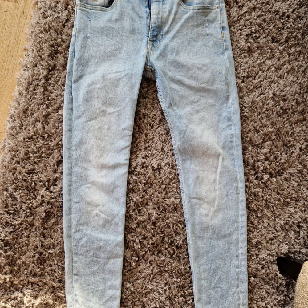 Säljer mina Calvin klein jeans då dom har blivit rätt så små och bara ligger o tar plats i garderoben  Köpte dom på season i Jönköping för 900 o säljer dom för 75 för har ingen aning vad dom kostar nu. Jeans & Byxor.