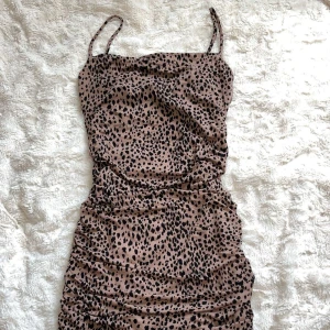 Kort klänning - Kort, tight klänning från Windsor med öppning i ryggen. Aldrig använd