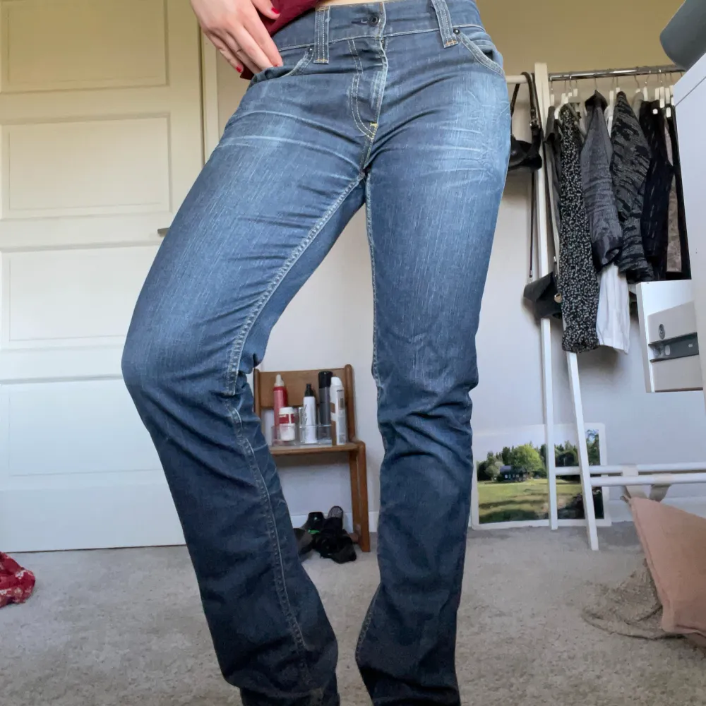 Jätte snygga gråa low waised 511 Levis jeans! Vintage, köpta på secondhand men inte kommit till användning. Är i mycket bra skick och bra längd för mig som är 170💞. Jeans & Byxor.