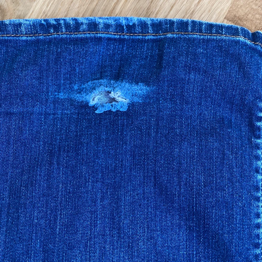 Ett par coola lågmidjade jeans. Har inga defekter förutom där nere (bild 5) innerbenslängden:84 cm midjemått: 37 cm tvärs över. Kan tänka mig att sy de kortare för att få bort hålet men då blir det lite dyrare❤️. Jeans & Byxor.