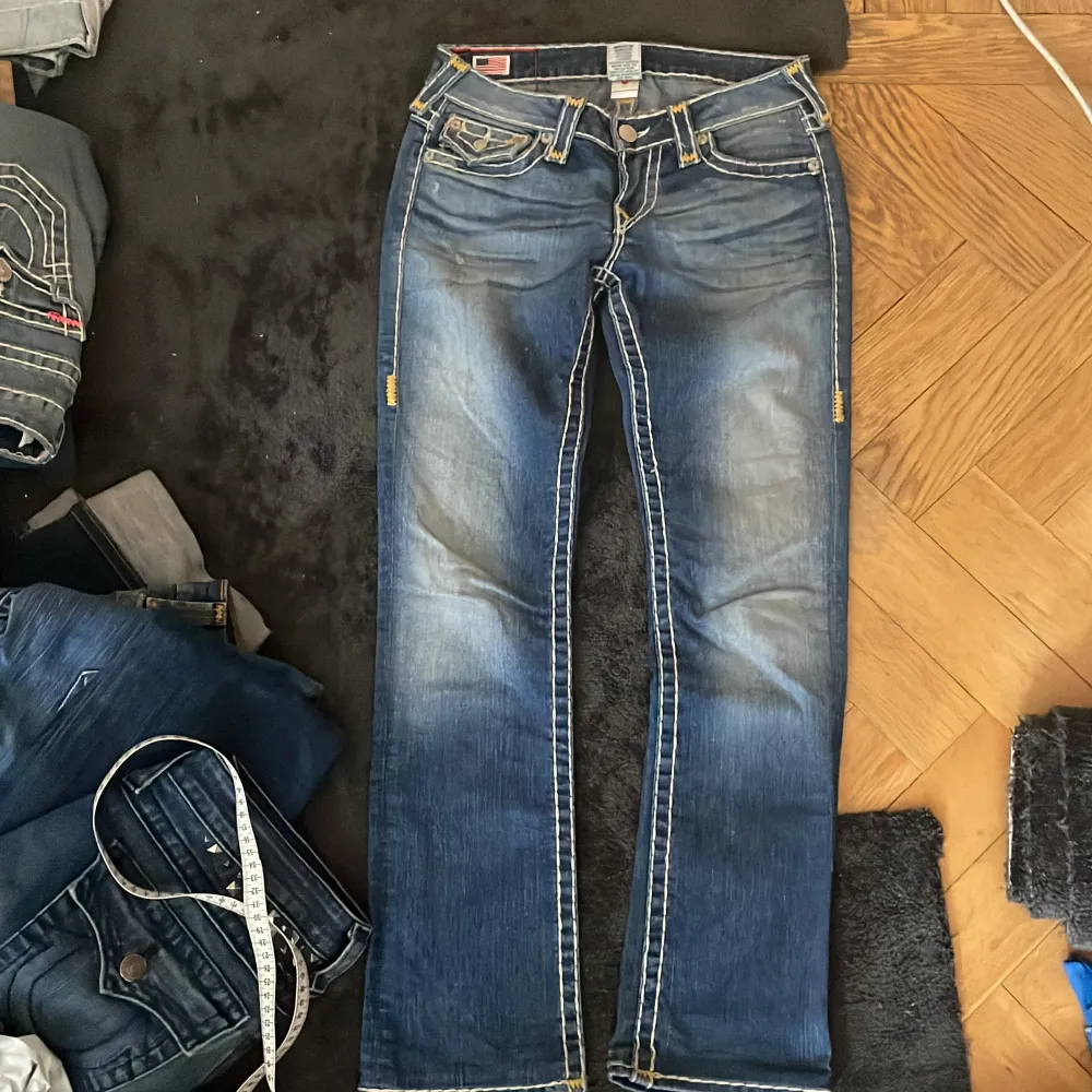 lätt utsvängda, lågmidjade  true religion jeans i tjejmodellen BILLY mått: innerbenslängd 74cm, midja 38cm. Jeans & Byxor.