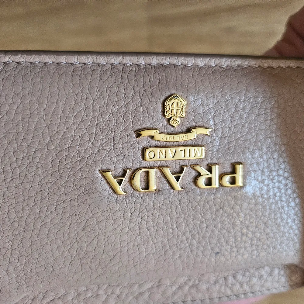 Prada korthållare, kvitto finns☺️. Accessoarer.