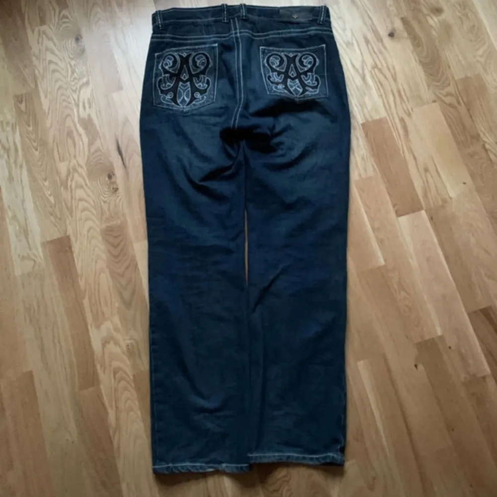 Affliction jeans med distressing. Strlk 34 i längd och midja. Skicka frågor om ni har.. Jeans & Byxor.