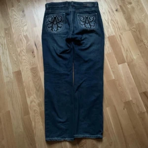 Affliction jeans - Affliction jeans med distressing. Strlk 34 i längd och midja. Skicka frågor om ni har.