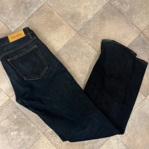 Acne jeans  - Tja säljer dessa riktigt feta acne jeanse. Slim fit samtidigt som dem är elastiska. Skicket på byxorna är 10/10. 