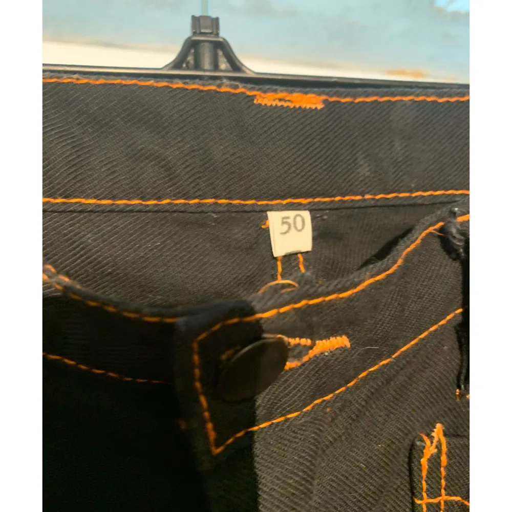 Jobb byxor, svarta med orangea detaljer. Storleken är 50, dock sjukt små så vet inte hur accurate de är. Jeans & Byxor.