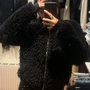 Fluffig jacka - LÅNAD BILD, köpt här på plick men har nu en ny jacka så de. kommer inte till använd. Jackan är i jätte bra skicka utan några skador💞