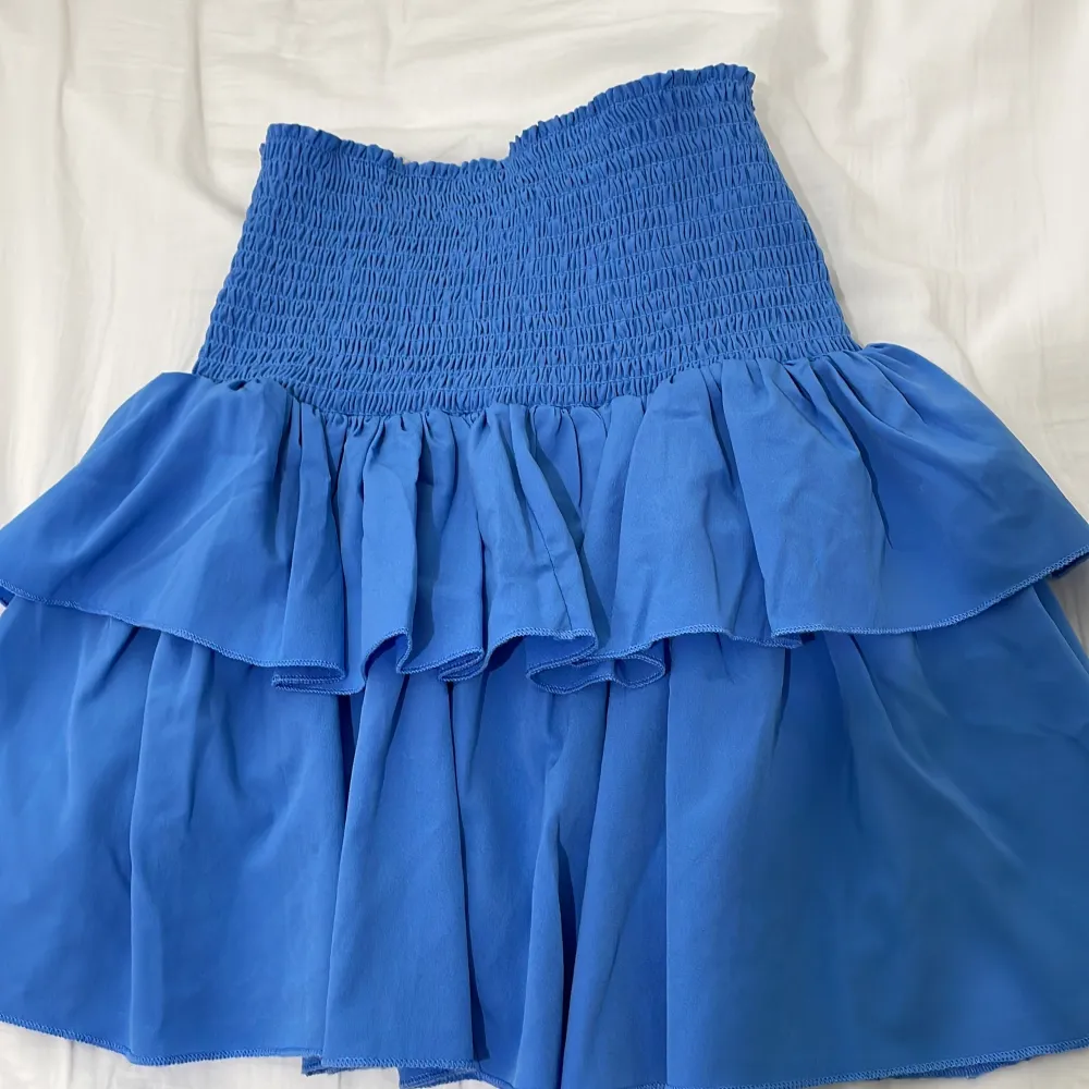 Jättefin volang kjol från märket neo noir💗 Använd fåtal gånger och är i nyskick💗 Inga defekter och den är i storlek 34 men jag skulle säga att den är typ XS-S. Kjolar.