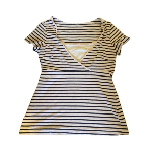 Ljusrosa tshirt - Så fin randig tshirt i 2000 modell😍 Den ser lite ljusare ut på bilden och är lite mer rosa i verkligheten (syns bättre på sista bilden). Skriv privat vid intresse eller frågor😊 Det går även bra att använda köp- nu funktionen🩷🩷