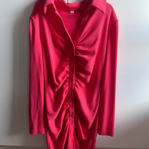 Rosa klänning - Inte använd, för kort för min smak. Mjukt material. Skrikrosa. Från Shein, står S men skulle säga xs?