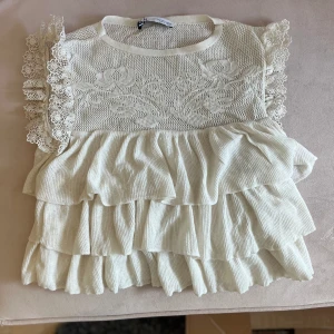 Blus - Säljer min vita blus pågrund av att den ej kommer till användning längre. Superfin och inga defekter. 