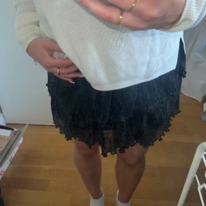 Kjol - Glittrig volangkjol från Kappahl. I stl 170 men motsvarar stl S, jag har stl S i det mesta. Materialet i midjan är stretchigt.