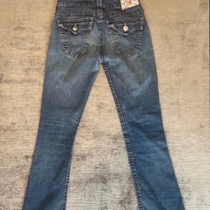 True Religion jeans  - Ett par as snygga true religion jeans😍 de är lågmidjade! säljer för att de kommer inte till användning längre❤️ skriv om ni har frågor. litet hål! kan diskutera om priset💋💋