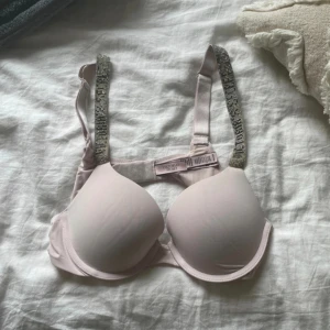 Victoria secret bh  - Victoria secret bh, i storlek 75A tyvärr har några diamanter åkt av🩷