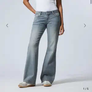 Nova low slim bootcut jeans från Weekday. Storlek midja 27, längd 32. Säljer då de är för stora på mig. Använd ett fåtal gånger så de är i bra skick. 