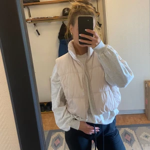 Beige väst - Beige väst från HM storlek M. Använd men fint skick. Passar mindre beroende på hur man vill den ska sitta (jag bät vanligtvis Small)