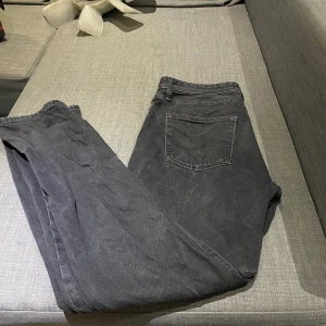 Jack Jones  - Säljer dessa jeans även så kallade grisch jeans till ett riktigt bra pris som Passar perfekt nu till sommaren 😃