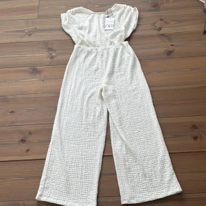 Vit Onepiece  - Vit onepiece från Zara i storlek 164 Ordinarie pris 259 Passar till skolavslutning eller student fest Köp gärna via köp-nu funktionen 💞