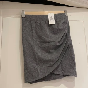 Kjol  - Jätte fin grå kjol från Cubs, aldirg använd. Den är jätte fin och formar efter ens kurvor. 